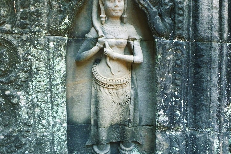 Apsara v Angkor Wat v Siem Reap s ecotrails.asia