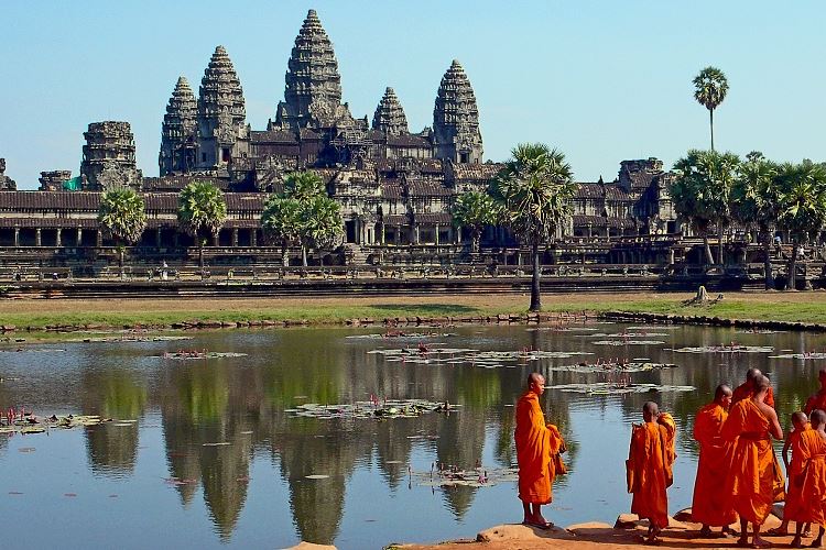 Buddhist_monks_in_front_of_the_Angkor_Wat